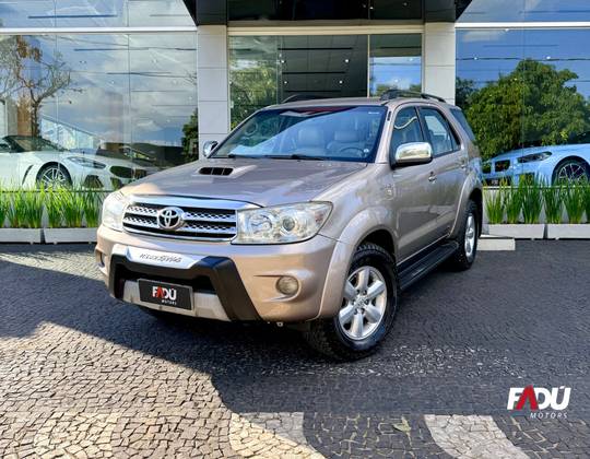 TOYOTA HILUX 3.0 SRV 4X4 CD 7 LUGARES 16V TURBO INTERCOOLER DIESEL 4P AUTOMÁTICO TOYOTA HILUX 3.0 SRV 4X4 CD 7 LUGARES 16V TURBO INTERCOOLER DIESEL 4P AUTOMÁTICO
